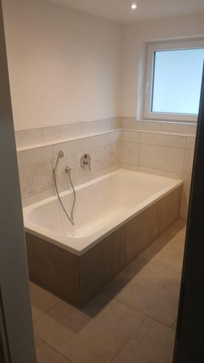 Schöne Erdgeschoss Wohnung, frisch saniert – Bad/Wanne