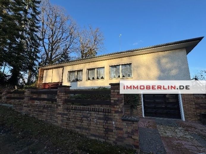 IMMOBERLIN.DE - Sympathischer Bungalow mit Potenzial, Garage & Nebengebäude in naturschöner Lage – Foto 1