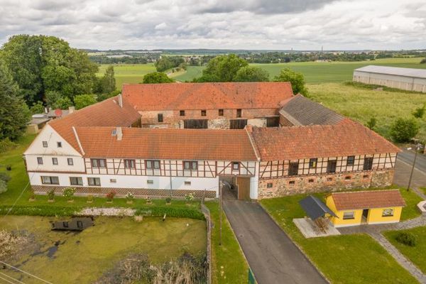 ZAREZERWOWANE:Mieszkanie, praca i hobby w formacie XXL: Historyczne gospodarstwo z czterema skrzydłami i ogromnym potencjałem