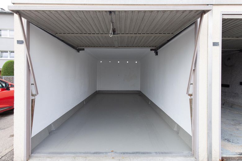Appartamento di 4 locali appena ristrutturato con loggia e garage in posizione tranquilla a Ehningen – Garage