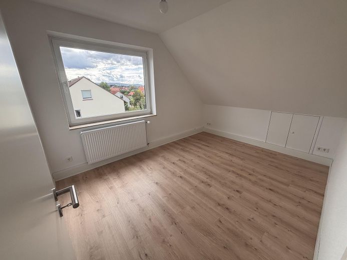 Dachgeschosswohnung mit großer Wohnküche, EBK, Stellplatz und Glasfaser in Wunstorf-Kolenfeld – Büro