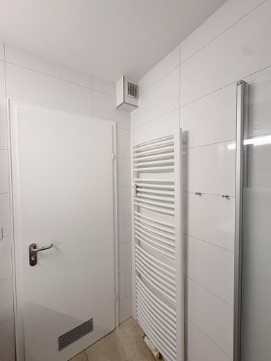विशाल 4,5-कमरे का अपार्टमेंट | 92 m² | नई रसोई और स्नानघर | 2 बालकनी | गैराज – Bad