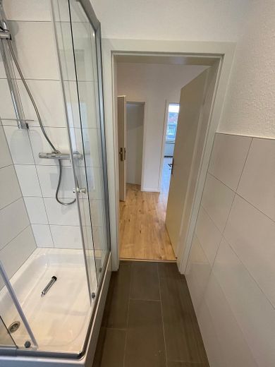 Kernsanierte 2 Zimmer Wohnung in zentraler Lage – Bad