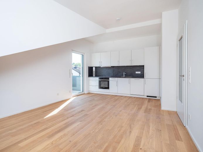 Bezugsfertig: Neubau DG Wohnung mit Balkon + EBK in Parsdorf bei München | KfW-40-QNG - WE 12 – Wohnraum mit EBK