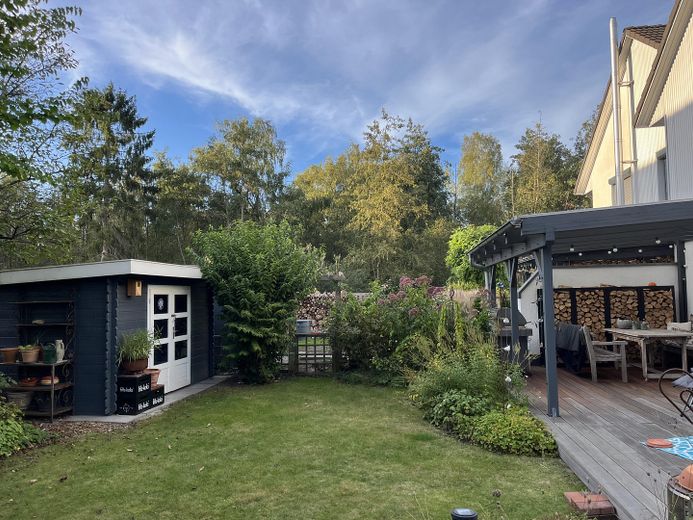 Jasne wnętrza na trzech poziomach – Gartenansicht 1