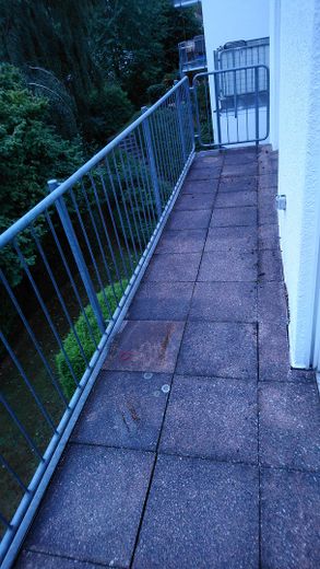 Barrierefreie 2.5-Zimmer-Wohnung mit TG-Platz und kleinem Balkon – Balkon
