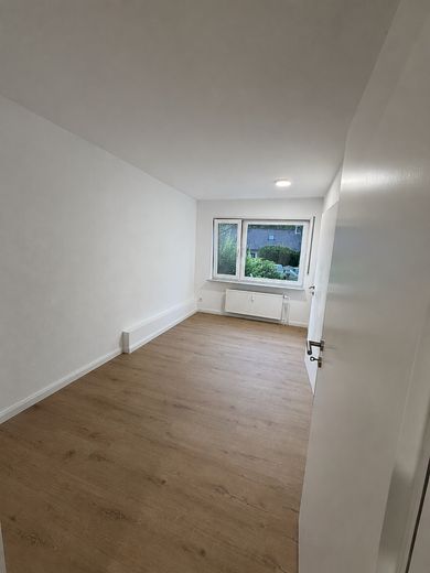 Kernsanierte 4–5-Zimmer-Wohnung | Einbauküche | Kamin | Garage | Terrasse – Ankleide- / Kinderzimmer
