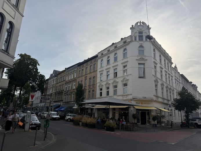 Viel Platz für Zuhause oder Praxis in Unterbilk – Blick auf der Kreuzung