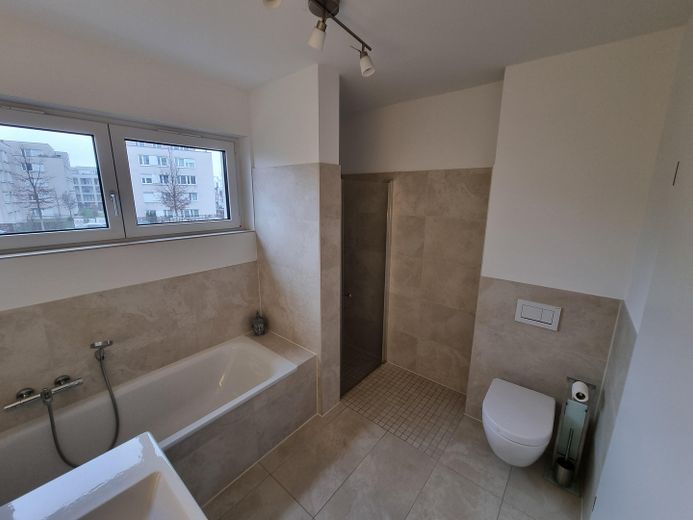 Neuwertige, hochwertige 2-Zimmer-Wohnung mit EBK & TG-Stellplatz in Ffm-Riedberg – Bad