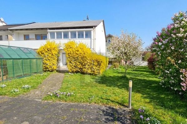CASE FAMILIARE D’ANGOLO CON GIARDINO IDILLIACO
