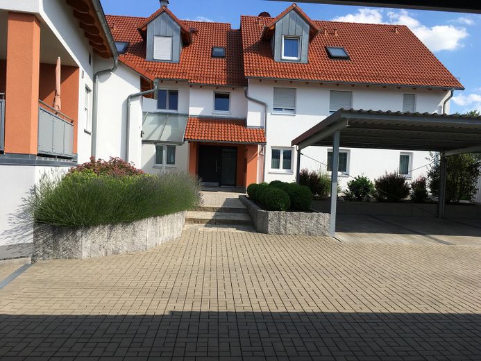 Appartement moderne de 3 pièces avec prestations haut de gamme, balcon et deux carports – Innenhof_1