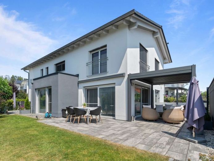 Zeitlos modern - Zweifamilienhaus mit vielseitigem Wohnkonzept – Foto 1