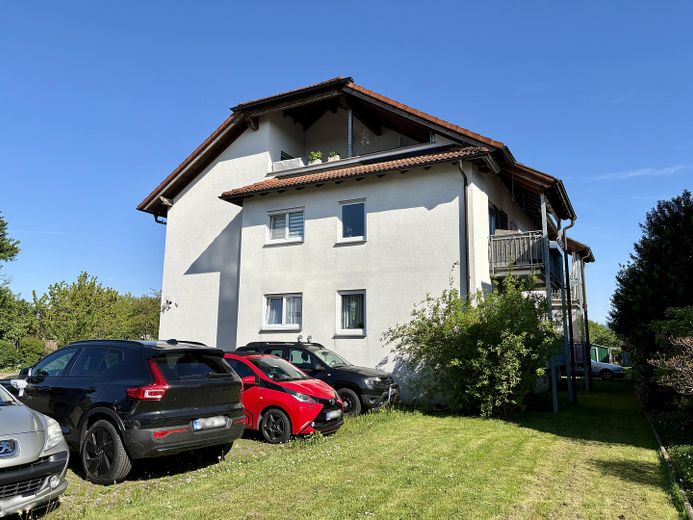 Hausansicht mit Stellplätzen