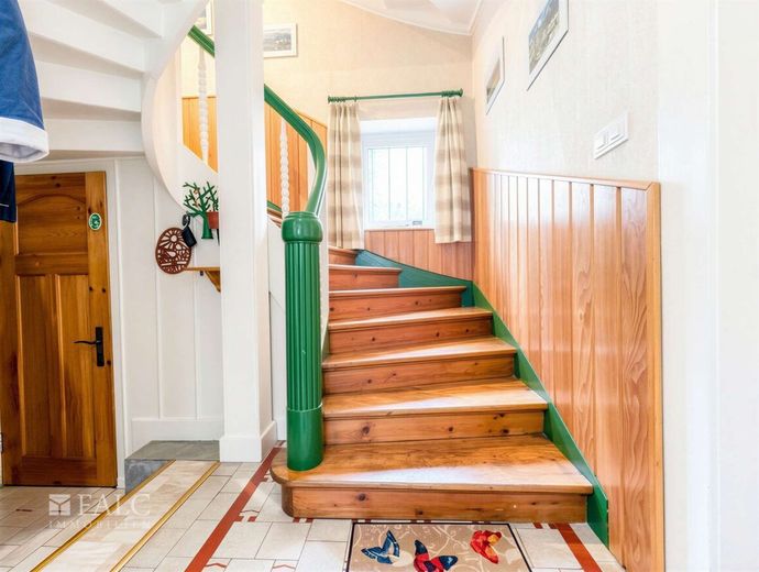 Charmantes Familienhaus mit zwei Wohneinheiten, traumhaftem Garten und großem Entwicklungspotenzial – Flur