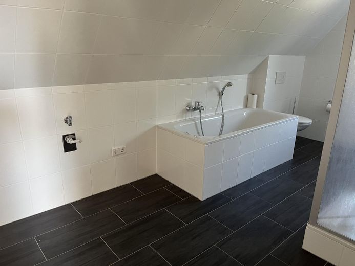 Einfamilienhaus Neerstedt (zentral) – Hauptbad Wanne