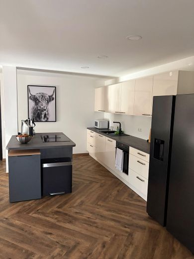 Helle 4-Zimmer Wohnung mit großem Balkon, Garten und Kamin – Küche