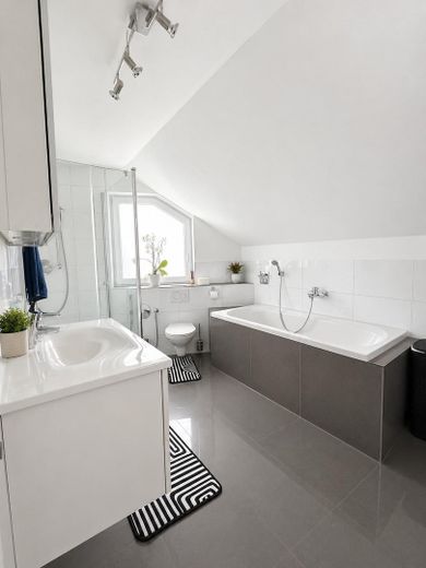 Modernisiertes Zweifamilienhaus mit zusätzlichem Wohnbereich – Bad DG