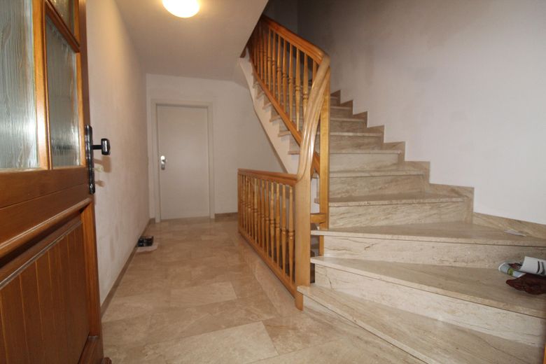 Noch günstiger, Eigentumswohnung, 2 Zimmer- Souterrain, sehr hell, ruhig, mit Garten. – Treppenhaus
