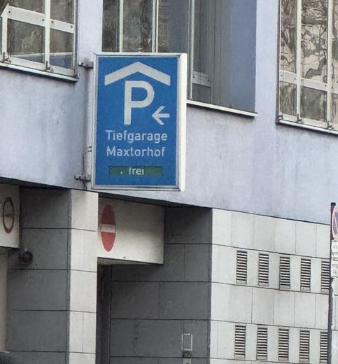 Parkhaus gegenüber