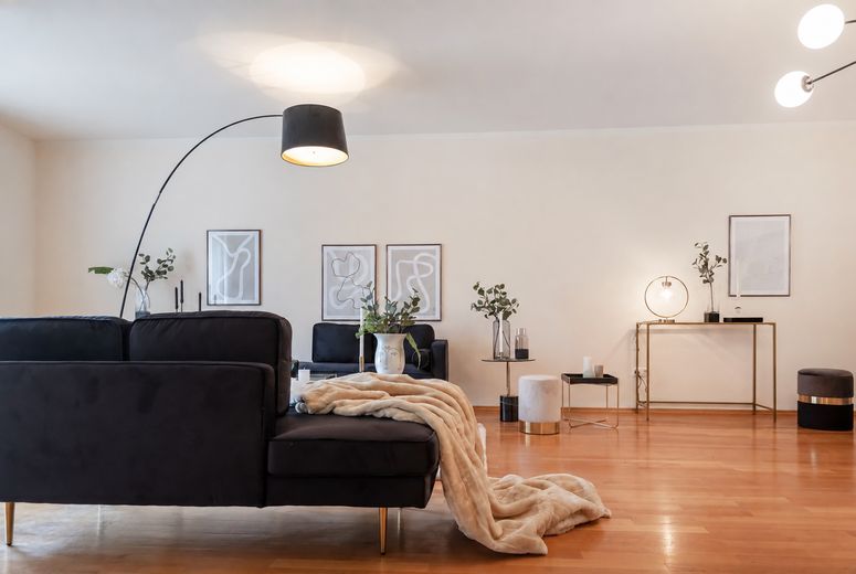 Bezugsfreie, renovierte 2-Zimmer-Wohnung mit Balkon und offener Wohnküche – Wohnzimmer