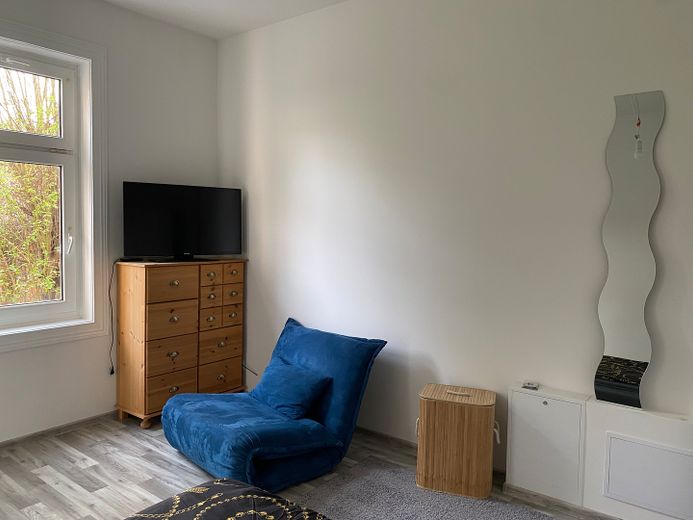Schicke kleine Wohnung voll möbliert und löffelfertig incl. WLAN – TV und Sessel mit Schlaffunkt.