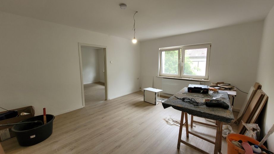 Newly renovated 2-room apartment with fitted kitchen in central Ansbach – Wohnzimmer