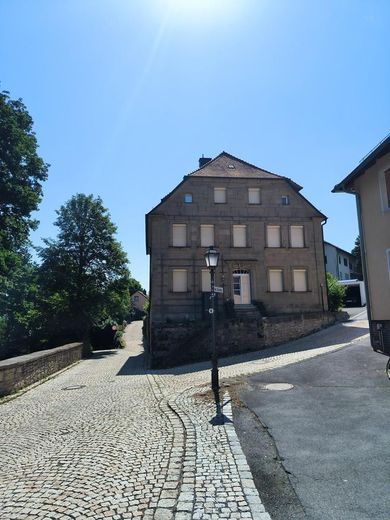 Wunderschöne Eigentumswohnung im historischen Kern in Weidenberg – Frontansicht Haus