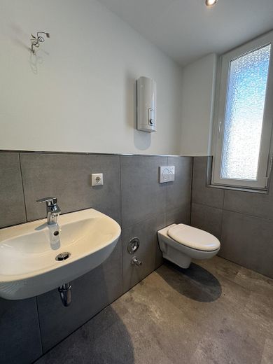 Sanierte 2-Zimmer-Wohnung in Düren – 40 m², 1. OG – Bad