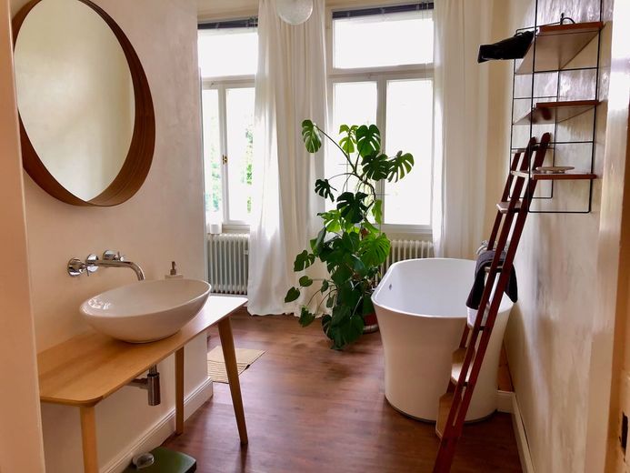 Sanierte bezugsfertige Villa mit Weitblick für Eigennutzung und/oder Kapitalanlage – Bad im OG