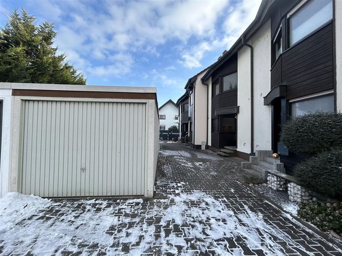 Außenansicht mit Garage