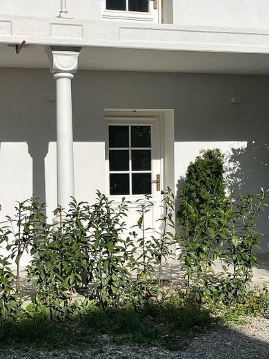 Ekskluzywne 5-pokojowe mieszkanie z pięknym sklepionym pomieszczeniem piwnicznym w zabytkowym trójskrzydłowym gospodarstwie w Gilching – Eingang Terrasse