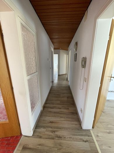 9-Betten-Mitarbeiterwohnung in Nürtingen – ideal für Fahrer & Monteure – Flur
