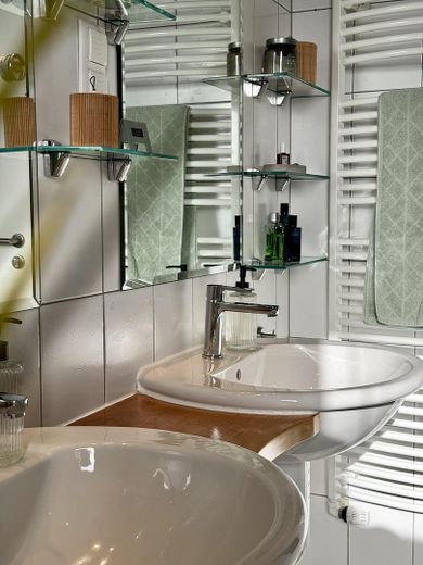 Maisonette de estilo antiguo inundada de luz, con chimenea, aire acondicionado y un ambiente residencial tranquilo – Badezimmer unten - Waschbecken