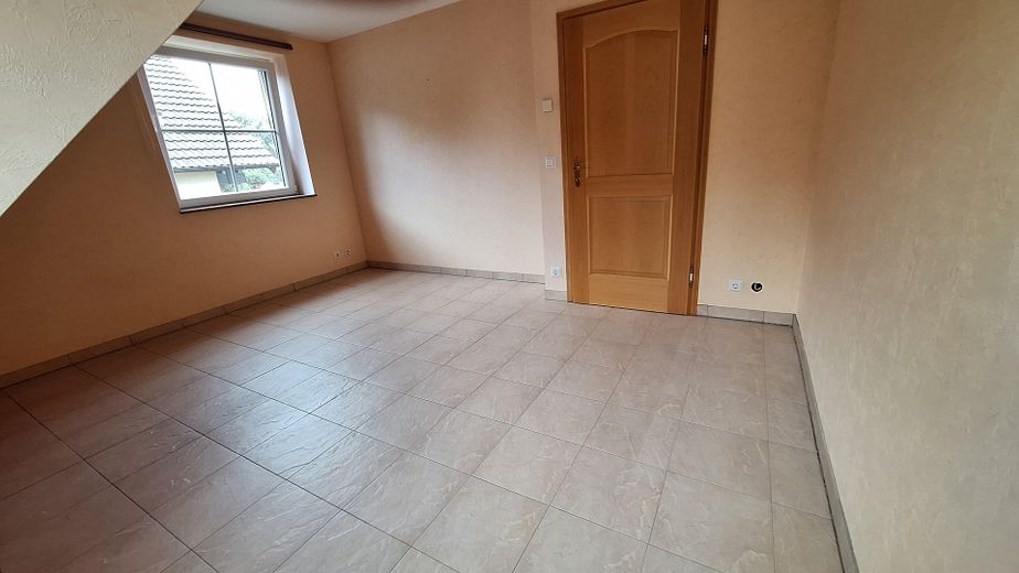 Massivhaus mit Doppelgarage, Fußbodenheizung, Wärmepumpe – Kinderzimmer 1