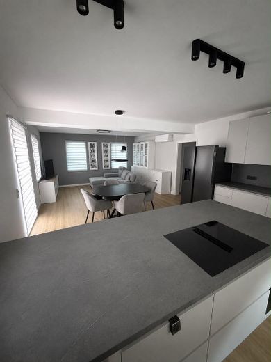 Appartement exclusif de 4 pièces dans la vieille ville avec terrasse sur le toit | Climatisation | Pompe à chaleur – Küche & Essbereich