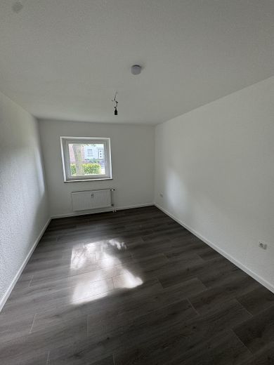 Renovierte 3,5 Zimmer EG Wohnung mit Garten – Kinderzimmer/Schlafzimmer