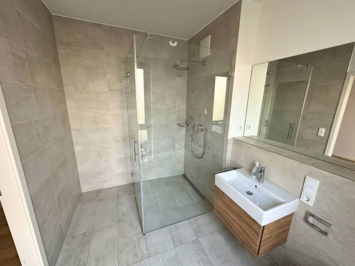 ** Hochwertige 3-Zi.-Erdgeschosswohnung mit EBK, 2 Tageslichtbädern, Terrasse und Gartenanteil ** – Badezimmer II (virtuell entmö…