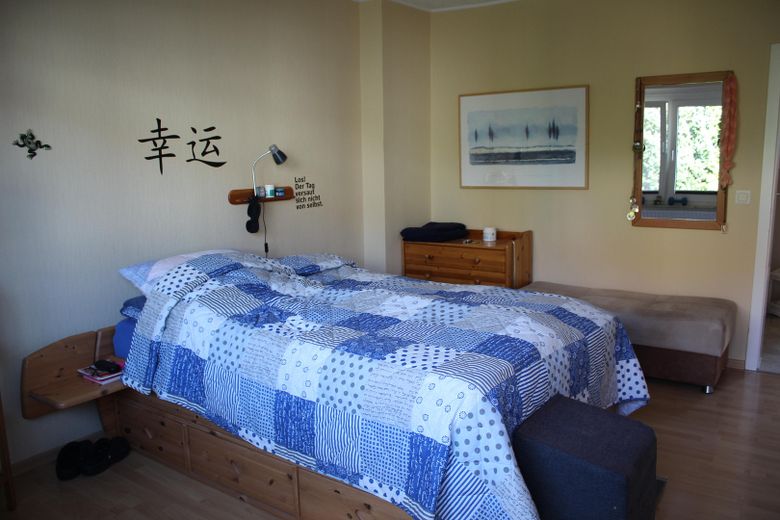 مضيئة ومجددة: شقة من 3 غرف في ميندن بالقرب من نهر فيزر - بدون عمولة – 1. Schlafzimmer