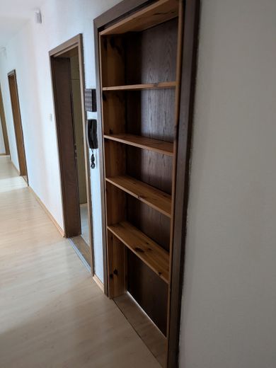 Schöne 4 Zimmer Wohnung mit Balkon und Garten – Flur