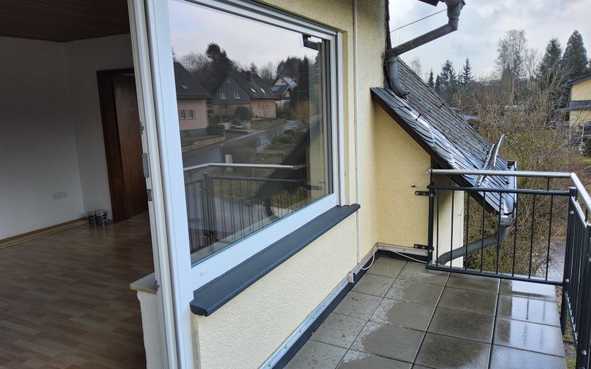 Sonnige 3-Zimmer-Wohnung mit EBK, Balkon, Keller, Garage und Stellplatz – Balkon mit Wohnzimmer