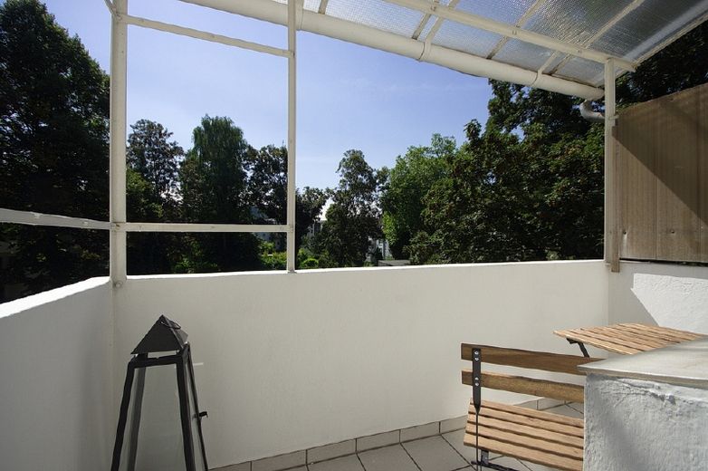 Appartamento elegante e completamente arredato vicino a Rüttenscheider Straße, con wi-fi, pavimento in parquet, balcone e camera da letto silenziosa – 9ec3f7788ef865e3b491b8bca152f2f792d27cc9.jpg