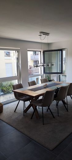 Neubau 2,5-Zimmer-Wohnung 1. OG in Herrenberg mit Küche, Garage, Wallbox, gehobene Ausstattung – Essen möbliert