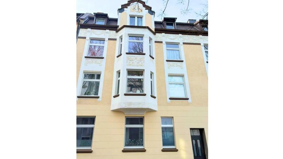 Immeuble ancien à aimer – appartement lumineux de 2 pièces avec balcon et garage dans un emplacement privilégié en centre-ville – Hausfront