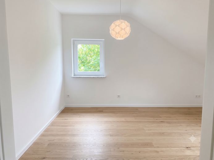 Kernsanierte 1,5-Zimmer-Dachgeschosswohnung mit EBK, Parkett und Kellerraum mitten in Frankfurt – Foto 3