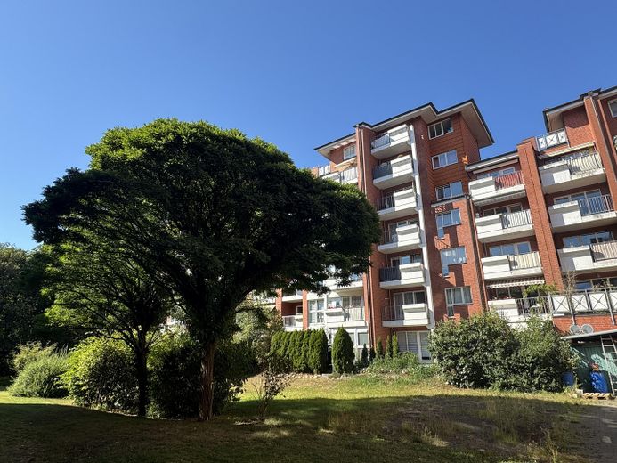 Modern & zentral: Helle Terrassen-Wohnung in Glinde mit neuer Küche und edlem Boden – Außenansicht zur Terrasse