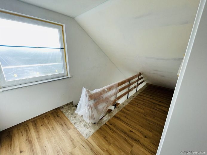 Kernsaniertes Einfamilienhaus mit Einliegerwohnung in 37619 Hehlen - Ruhiges Wohnen mit TOP-Komfort! – Treppenhaus