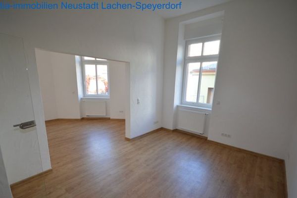 Eine wunderschoene Altbauwohnung in zentraler Stadtlage.