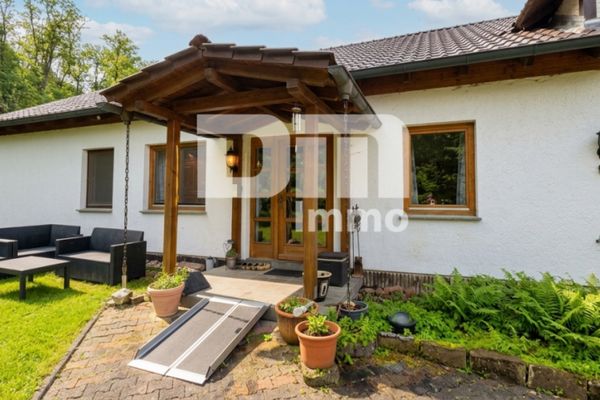 Yaşlılara uygun, çekicilik dolu yaşam: Büyük arsada geniş bungalov + ek bina