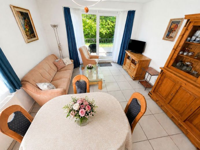 Urlaub beginnt hier - helle Ferien-Wohnung mit 
Balkon &amp; Sauna an der Nordsee in Dorum-Neufeld – Heller Wohnbereich mit gemütlicher Atmosphäre