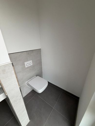 2026’da ilk kez oturuma hazır: Magdeburg’un güneyinde ikiz evin yarısı – bahçe, şömine, ısı pompası, 150 m², A+ – WC im Bad